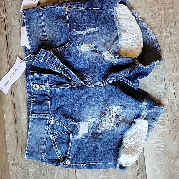 Rue 21 Curvy Distressed Shorts Size 9/10 - Picture 7 of 9